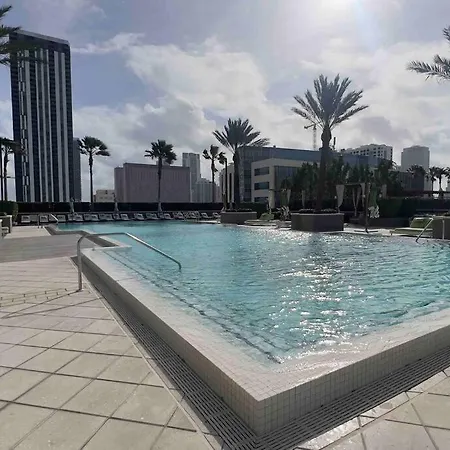 Heart Of Downtown, 3Br-2 And Half Bathroom En-Suites Luxe Pool!